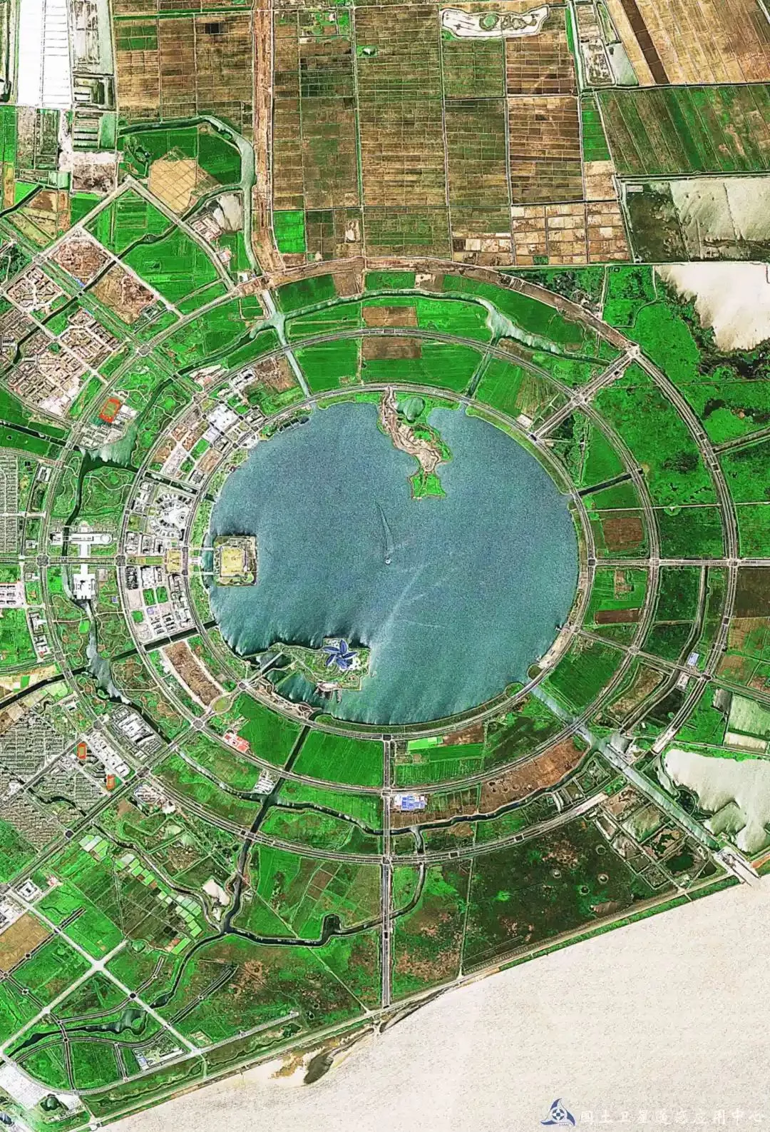 高分二号拍摄的上海滴水湖